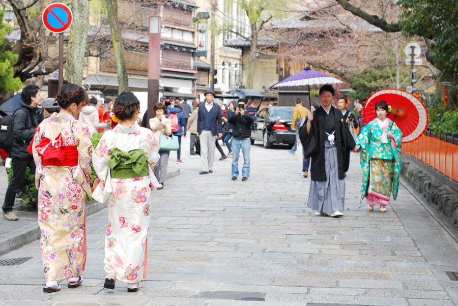 kyoto shimbashi street kimonos