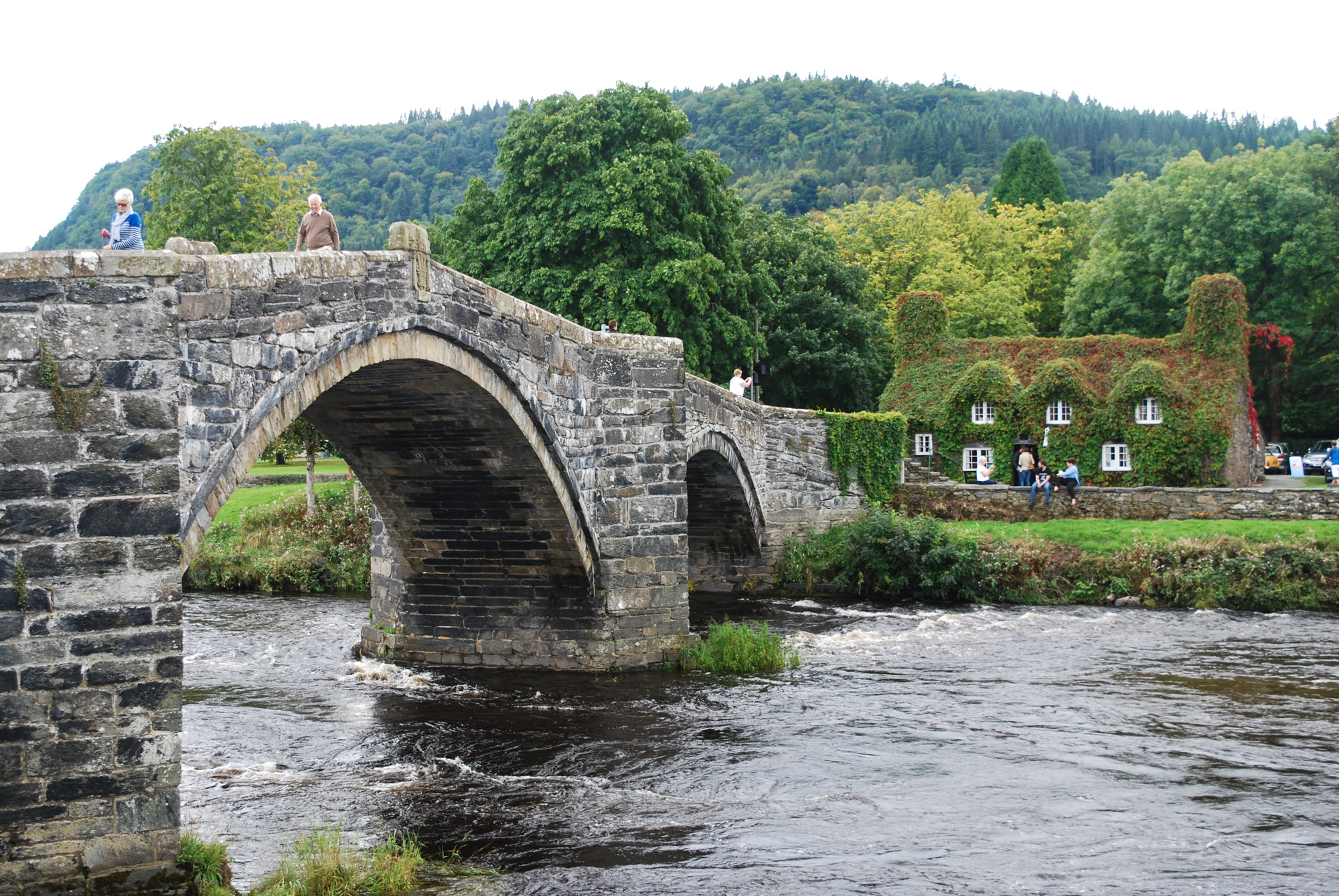 tu-hwnt-ir-bont-bridge