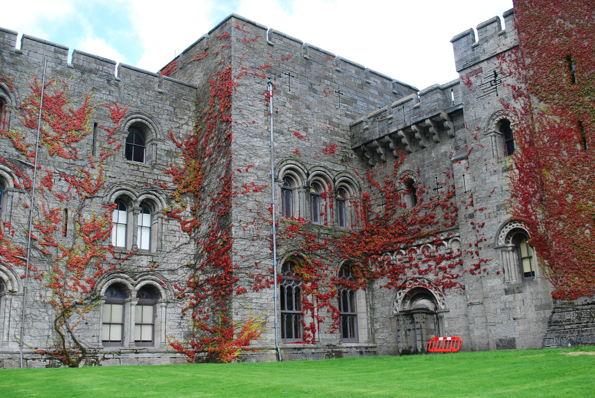 penrhyn-castle-red-leaves