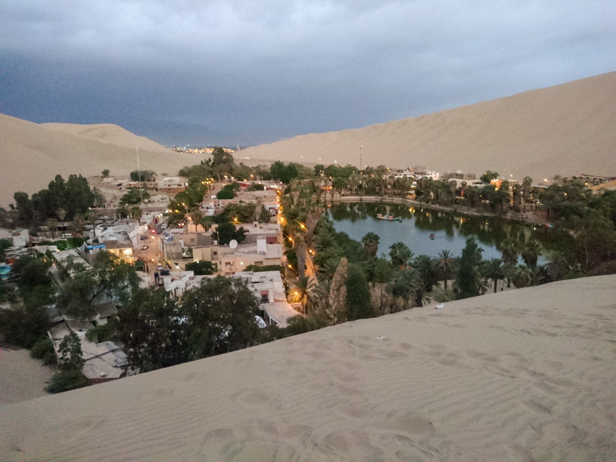 huacachina oasis at night